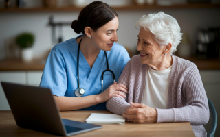 aidant-personne-agee-table-ordinateur