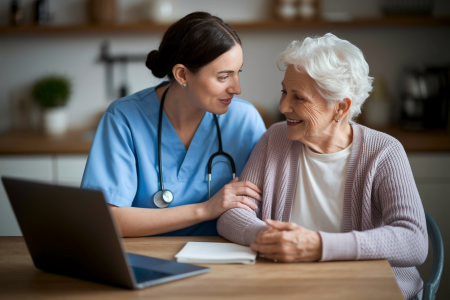 aidant-personne-agee-table-ordinateur