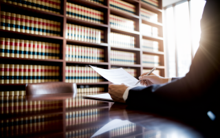 avocat-dos-table-document-bibliotheque