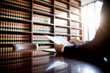 avocat-dos-table-document-bibliotheque