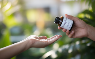 main-bouteille-ouverte-osteoparine-plantes