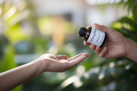 main-bouteille-ouverte-osteoparine-plantes