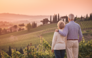 paysage-italien-vignes-couple-senior