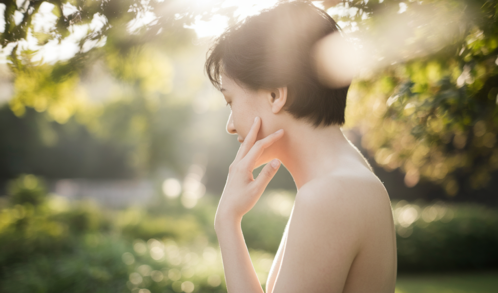 personne-dos-joue-jardin-lumiere