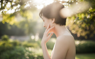 personne-dos-joue-jardin-lumiere