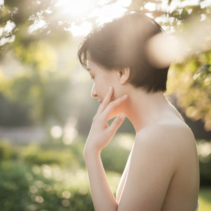 personne-dos-joue-jardin-lumiere