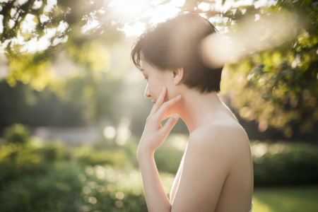 personne-dos-joue-jardin-lumiere