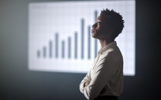 personne-pensive-lumiere-douce-ecran-graphique