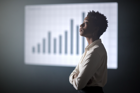 personne-pensive-lumiere-douce-ecran-graphique