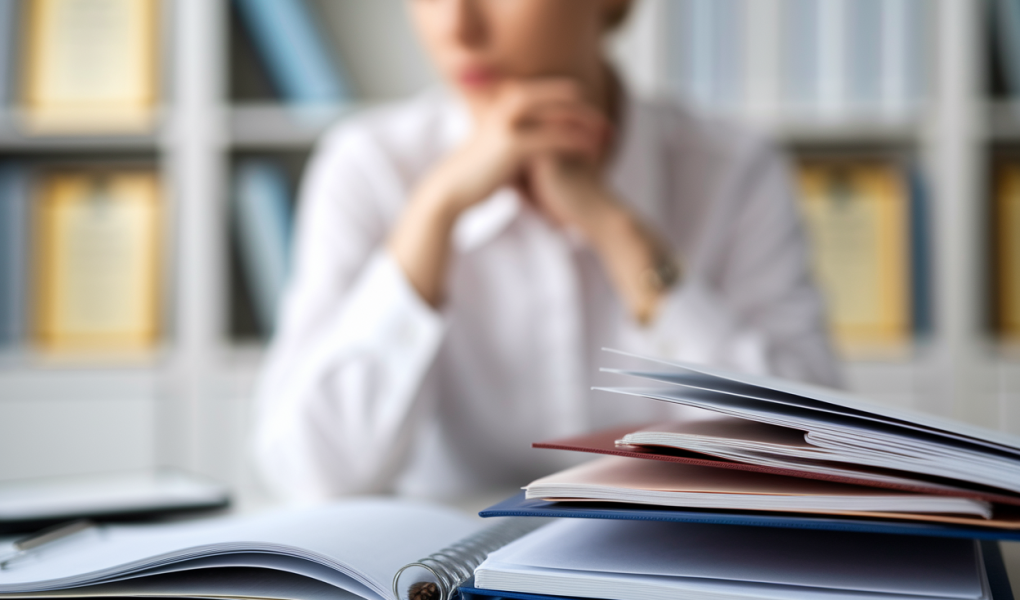 psychiatre-pensif-bureau-dossiers-livres