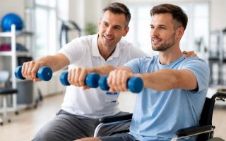 therapeute-patient-exercices-fauteuil-roulant